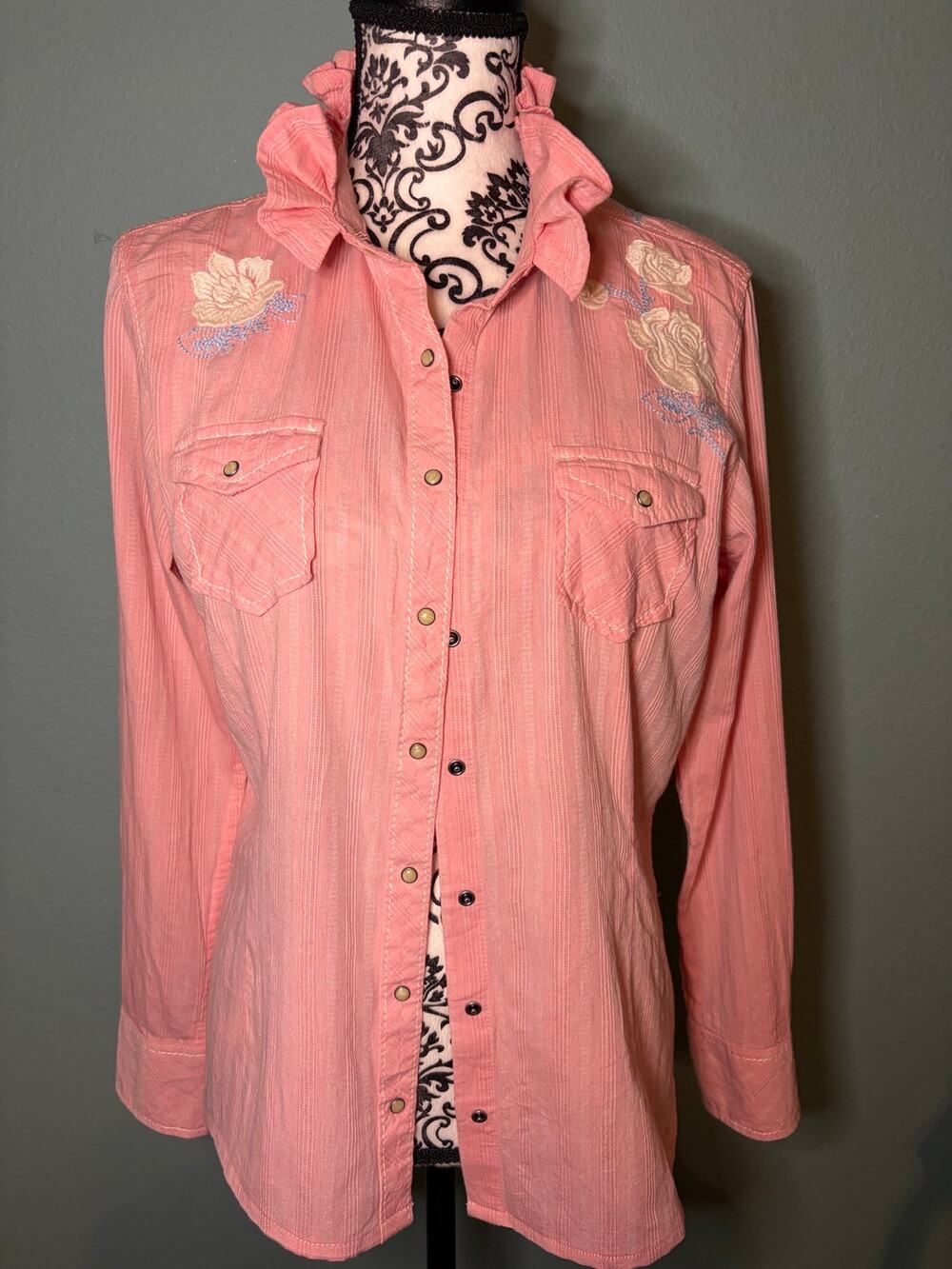 UPCYCLED Ariat rodeo coral floral embroidery women’s large fitted ruffle collar